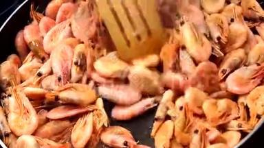 虾虾用香料炒。 虾虾仁用大煎锅煎煮，准备好的虾仁.. 弗里德